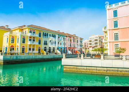 Colorati edifici sul lungomare in stile veneziano nel quartiere Qanat, il Pearl Qatar Foto Stock