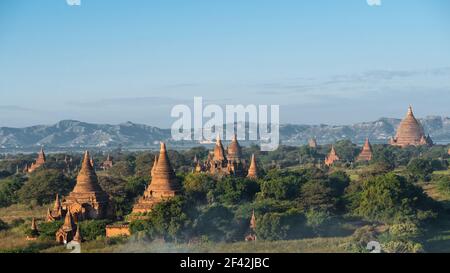 Antichi templi buddisti a Old Bagan, Myanmar (Birmania). Foto Stock