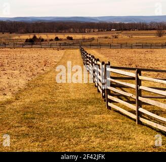 Un uomo ha fatto recinzione di legno in un campo al Gettysburg National Military Park in una soleggiata giornata primaverile Foto Stock