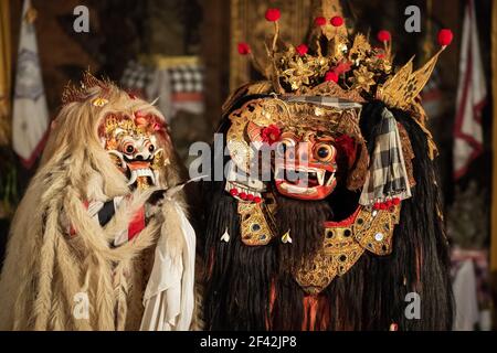 Danza rituale balinese Barong durante la cerimonia all'aperto al tempio pura Saraswati a Ubud, Bali, Indonesia. Foto Stock