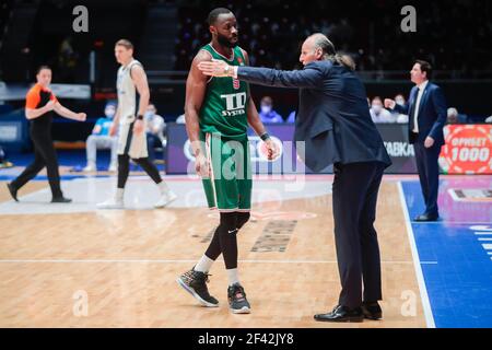 SINT PETERSBURG, RUSSIA - MARZO 18: Tonye Jekiri di Baskonia e allenatore Dusko Ivanovic di Baskonia durante la partita Eurolega delle compagnie aeree turche Foto Stock