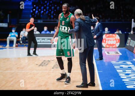 SINT PETERSBURG, RUSSIA - MARZO 18: Tonye Jekiri di Baskonia e allenatore Dusko Ivanovic di Baskonia durante la partita Eurolega delle compagnie aeree turche Foto Stock