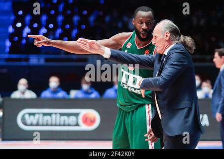 SINT PETERSBURG, RUSSIA - MARZO 18: Tonye Jekiri di Baskonia e allenatore Dusko Ivanovic di Baskonia durante la partita Eurolega delle compagnie aeree turche Foto Stock