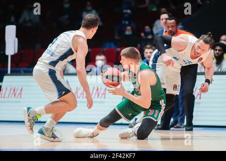 SINT PETERSBURG, RUSSIA - MARZO 18: Rokas Giedraitis di Baskonia e Mateusz Ponitka di BC Zenit durante la partita Eurolega della Turkish Airlines Foto Stock