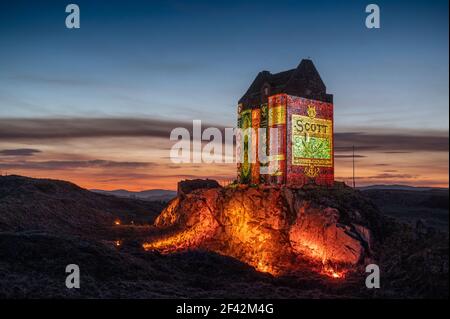 Smailholm Tower, Scozia, Regno Unito. 18 2021 marzo: Lo spettacolo di luci unico inaugura le celebrazioni per il 250° anniversario di Sir Walter Scott SABATO 20 marzo, Giornata mondiale della storytelling, UNO spettacolare spettacolo di luci lancerà le celebrazioni internazionali per il 250° anniversario della vita e delle opere di Sir Walter Scott. Il cielo notturno della Torre Smailholm, ai confini scozzesi, sarà illuminato dalla prima mondiale di un cortometraggio inedito del Young Scott, creato dall'artista e regista Andy McGregor. L'evento di lancio è finanziato da EventScotland A. Foto Stock