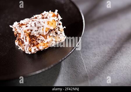 Torte australiane di lamington con cioccolato e cocco. Foto Stock