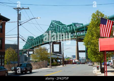 Il ponte Tobin Memorial Bridge, noto anche come ponte Tobin Bridge, è un ponte a traliccio a sbalzo che si estende sul fiume Mystic tra Boston e Chelsea nel Massachusetts, Massachusetts, Stati Uniti. Foto Stock