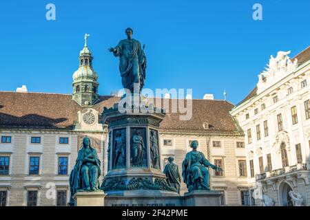 Il monumento all'Imperatore Francesco nella piazza interna del Castello, Vienna, Austria Foto Stock