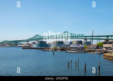 Il ponte Maurice J. Tobin Memorial Bridge, noto anche come ponte Tobin Bridge, è un ponte a traliccio a sbalzo che si estende sul fiume Mystic tra Boston e Chelsea nel Massachusetts, Massachusetts, Massachusetts, U. Foto Stock