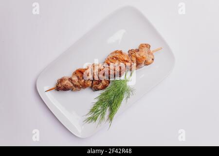 Kebab indiano di pollo tikka su spiedini di metallo Foto Stock