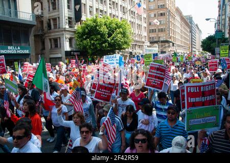 Una folla si accanita durante una protesta per i diritti di immigrazione nel centro di Los Angeles nel 2009. Foto Stock