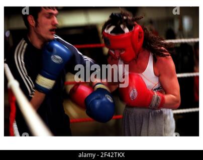 Jane Couch Gennaio 2000 campione del mondo Boxer in formazione a. La sua palestra vicino a Bristol Foto Stock