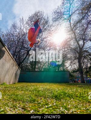Ankara, Turchia - Marzo 13 2021: Silhouette di corridore libero che esegue trucchi in un parco. Parkour, free running, concetto di gioventù, sport e stile di vita Foto Stock