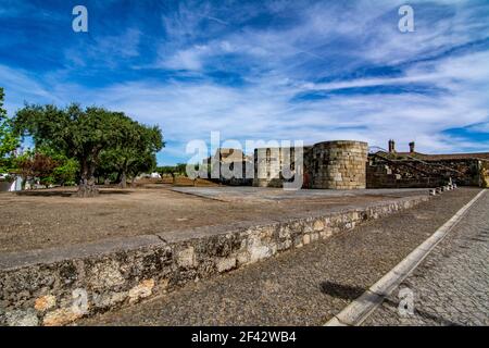 Idanha a Velha, Portogallo; Maggio, 2020: La porta Nord per il villaggio storico di Idanha a Velha in Portogallo Foto Stock