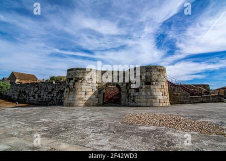 Idanha a Velha, Portogallo; Maggio, 2020: La porta Nord per il villaggio storico di Idanha a Velha in Portogallo Foto Stock