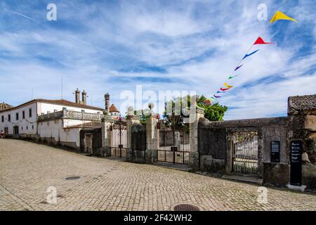 Idanha a Velha, Portogallo; maggio, 2020: Vista di una delle strade acciottolate della città storica di Idanha a Velha in Portogallo Foto Stock