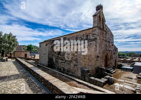 Idanha a Velha, Portogallo; Maggio, 2020: Vista della facciata di Santa Maria o Cattedrale di Idanha-a-Velha in Portogallo Foto Stock