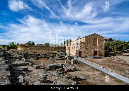 Idanha a Velha, Portogallo; Maggio, 2020: Vista della facciata di Santa Maria o Cattedrale di Idanha-a-Velha in Portogallo Foto Stock