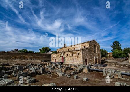 Idanha a Velha, Portogallo; Maggio, 2020: Vista della facciata di Santa Maria o Cattedrale di Idanha-a-Velha in Portogallo Foto Stock