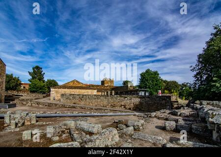 Idanha a Velha, Portogallo; Maggio, 2020: Vista della facciata di Santa Maria o Cattedrale di Idanha-a-Velha in Portogallo Foto Stock