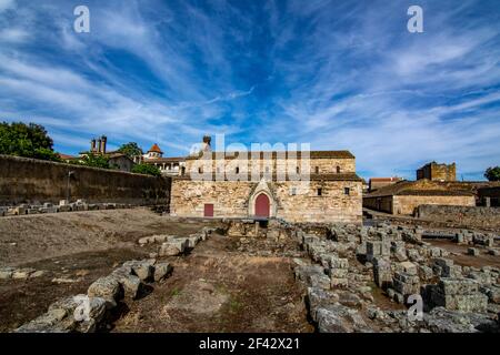 Idanha a Velha, Portogallo; Maggio, 2020: Vista della facciata di Santa Maria o Cattedrale di Idanha-a-Velha in Portogallo Foto Stock