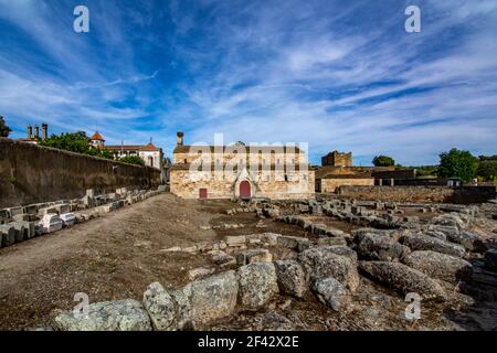 Idanha a Velha, Portogallo; Maggio, 2020: Vista della facciata di Santa Maria o Cattedrale di Idanha-a-Velha in Portogallo Foto Stock