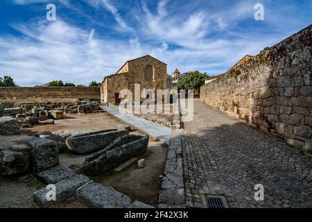 Idanha a Velha, Portogallo; Maggio, 2020: Vista della facciata di Santa Maria o Cattedrale di Idanha-a-Velha in Portogallo Foto Stock