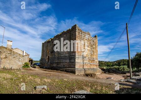 Idanha a Velha, Portogallo; maggio, 2020: Vista delle rovine della torre del castello nel villaggio storico di Idanha a Velha in Portogallo Foto Stock