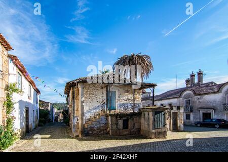 Idanha a Velha, Portogallo; maggio, 2020: Vista di una delle strade acciottolate della città storica di Idanha a Velha in Portogallo Foto Stock