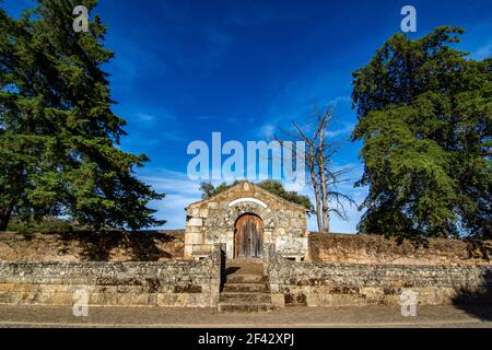 Idanha a Velha, Portogallo; maggio, 2020: Vista della Capela de São Sebastião all'ingresso della storica città di Idanha a Velha in Portogallo Foto Stock