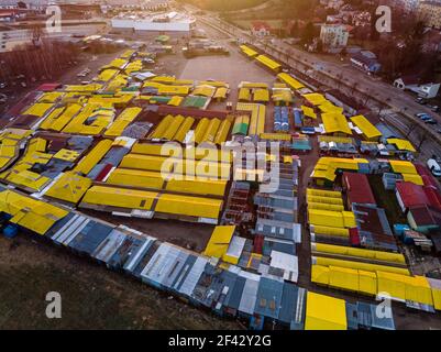 Mercato nella città di Krosno all'alba vista aerea Foto Stock