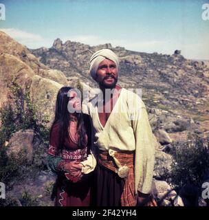 CAROLINE MUNRO e JOHN PHILLIP LEGGE nel VIAGGIO D'ORO DI SINBAD 1973 regista STUART HESSLER storia Brian Clemens e Ray Harryhausen creatore di effetti visivi speciali Ray Harryhausen (Dynarama) costume design Verena Coleman e Gabriella Folk musica Miklos Rozsa produttori Ray Harryhausen e Charles H. Schneer Ameran Films / Morningside Productions / Columbia Pictures Foto Stock