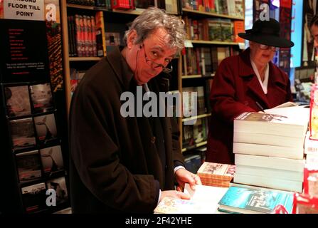 Autori Terry Jones e Shirly Hughes Dicembre 1999Firma libri acquirenti A Londra Foto Stock