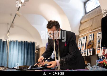 Senior dressmaker pinning scelto tessuto Foto Stock