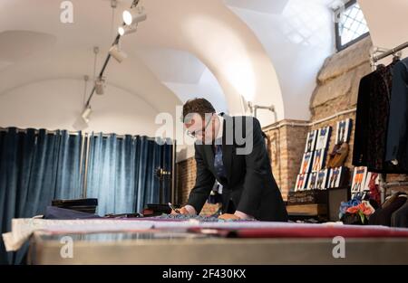 Disegnatore maturo di moda in studio loft Foto Stock