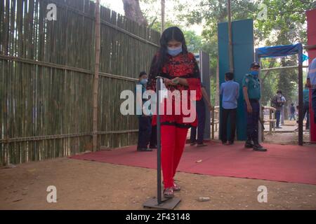 Dhaka, Bangladesh. Marzo 18 2021: Finalmente l'Amar Ekushey Boi Mela ha lanciato oggi. Ogni anno di norma la fiera organizzata nel mese di febbraio, ma quest'anno è stata rinviata a causa del Covid 19. I visitatori della fiera dovranno mascherare in ogni momento. Sono state inoltre allestite cabine per la sanificazione delle mani in tutti gli ingressi per i visitatori. La fiera del libro di quest'anno è stata dedicata ai martiri della guerra di liberazione del Bangladesh del 1971. Il tema principale è 'Centenario della nascita di Bangabandhu Sheikh Mujibur Rahman e Giubileo d'Oro dell'Indipendenza' a Dhaka. Credit: Pacific Press Media Production Corp./Alamy Foto Stock