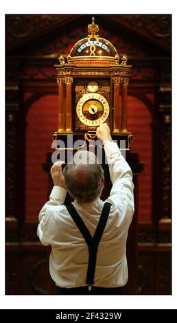 La prima mostra su King George III e Queen Charlotte si apre alla Queens Gallery di Buckingham Palace. Robert Ball, il Queens Clockmaker controlla il meccanismo dell'orologio astronomico di Christopher Pinchbeck, il creatore di orologi dei re, e Sir William Chambers, il suo architetto. Uno degli orologi più complessi al mondo registra il tempo in luoghi di tutto il mondo rispetto al tempo medio, e l'acqua alta e bassa ai porti marittimi. Il quadrante della calandra incorpora un planisfero e il quadrante dell'Orreria include un termometro.pic David Sandison 25/3/2004 Foto Stock