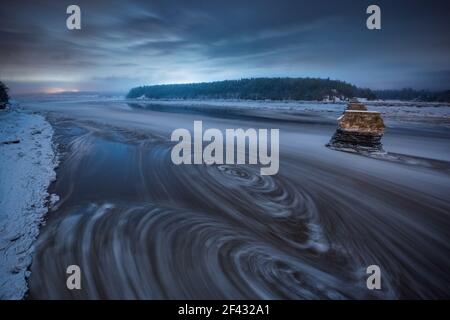 Acqua srotolante mentre il fiume Tidal si inverte nella baia di Fundy Foto Stock