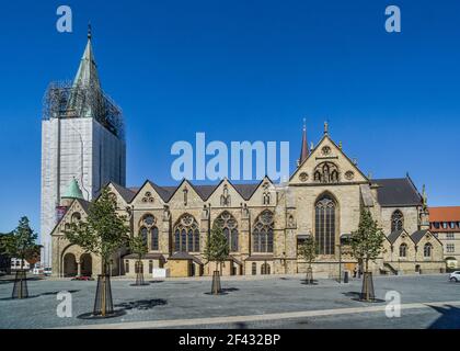 Vista della Cattedrale di Paderborn durante il restauro della Torre Ovest, Paderborn, Nord Reno-Westfalia, Germania Foto Stock