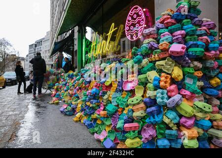 Londra, Regno Unito. 13 marzo 2021. Installazione di arte pasquale di fronte all'edonismo Vini Credit: Waldemar Sikora Foto Stock