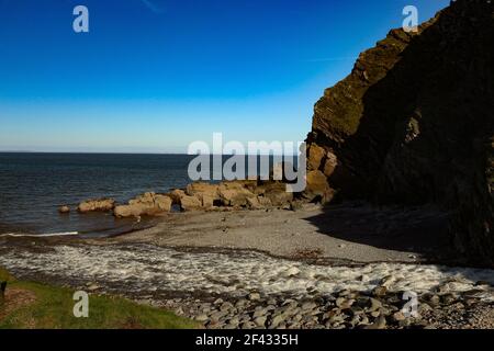 Il sito di fiducia nazionale della valle di Heddon nella sua piena gloria con il fiume che sgorga verso il mare alla foce di Heddons nel Devon del Nord, sud-ovest dell'Inghilterra foll Foto Stock