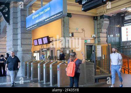 Melbourne flinders Street stazione ferroviaria persone entrare e uscire Stazione, Melbourne, Victoria Foto Stock