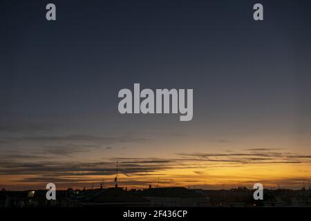Un'immagine panoramica di uno splendido tramonto dorato sulla Tetti di San Siro a Milano e un cielo nuvoloso Foto Stock