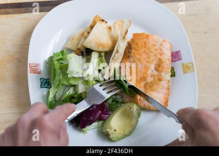 Insalata di salmone con avocado, foglie verdi e pane tostato Foto Stock