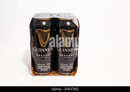 Calgary Alberta, Canada. 18 marzo 2021. Vista laterale di una confezione da quattro lattine di birra Guinness da 440 ml. Foto Stock