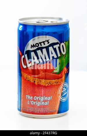 Calgary, Alberta, Canada. 12 marzo 2021. Una lattina di Clamato di Mott su sfondo bianco. Foto Stock