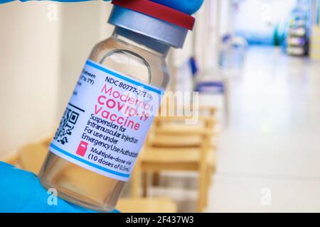 Calgary, Alberta. Canada. 15 marzo 2021. Un lavoro sanitario che tiene un vaccino moderno Covid-19. Foto Stock