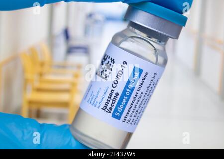 Calgary, Alberta. Canada. 15 marzo 2021. Un lavoro sanitario che detiene un vaccino Janssen Covid-19. Foto Stock