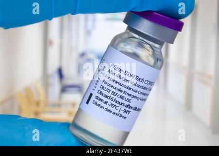 Calgary, Alberta. Canada. 15 marzo 2021. Un lavoro sanitario che tiene un vaccino Pfizer Covid-19. Foto Stock