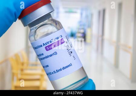 Calgary, Alberta. Canada. 15 marzo 2021. Un lavoro sanitario che detiene un vaccino AstraZeneca Covid-19. Foto Stock